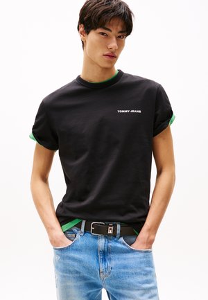 SLANTED CREST GRAPHIC TEE UNISEX - Print T-shirt - black