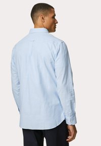 Lichtblauwe longsleeve shirt van katoen, met een rugpand en knoopmanchetten, met een rechte zoom en een relaxed fit.