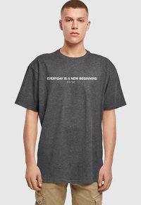 Merchcode HOPE HEAVY OVERSIZE - T-shirts print - charcoal