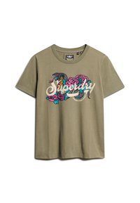 Olijfgroene t-shirt, korte mouwen, met een kleurrijk geborduurd ontwerp van een slang en bloemen, en het woord "Superdry" in het wit.