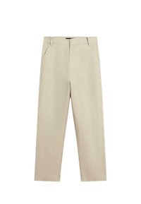 Pantalon beige à jambes droites avec passants de ceinture, poches latérales et fermeture éclair à l'avant, présenté sur un fond blanc.