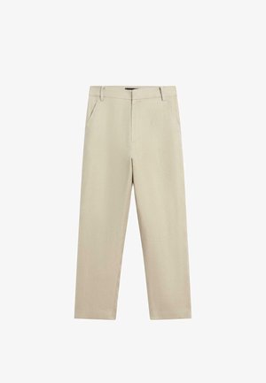 Beige broek met rechte pijpen, voorzien van riemlussen, zijzakken en een ritssluiting aan de voorkant, weergegeven op een witte achtergrond.