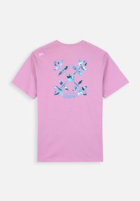 T-shirt en coton rose avec un design graphique bleu et blanc au dos, intégrant le nom de la marque "Oxbow" dans le motif.