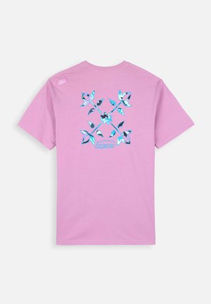 T-shirt en coton rose avec un design graphique bleu et blanc au dos, intégrant le nom de la marque "Oxbow" dans le motif.