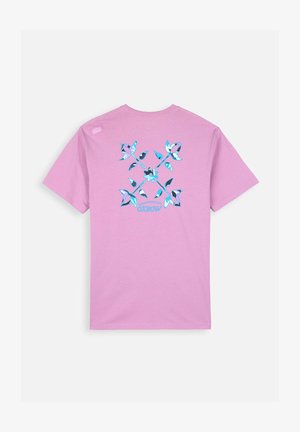 T-shirt en coton rose avec un design graphique bleu et blanc au dos, intégrant le nom de la marque "Oxbow" dans le motif.