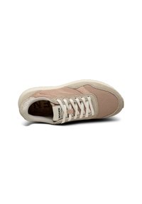 Sneaker rosa chiaro con parte superiore in mesh e suede, lacci bianchi e suola beige. Presenta una parte posteriore testurizzata e un logo stampato sulla linguetta.