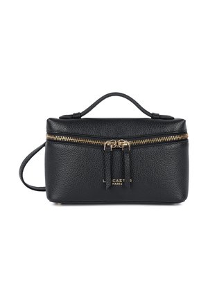 Zwarte handtas van textuurleer met rechthoekige vorm, dubbele gouden rits, korte bovenste handgreep en gouden "Lancaster Paris" logo aan de voorkant.