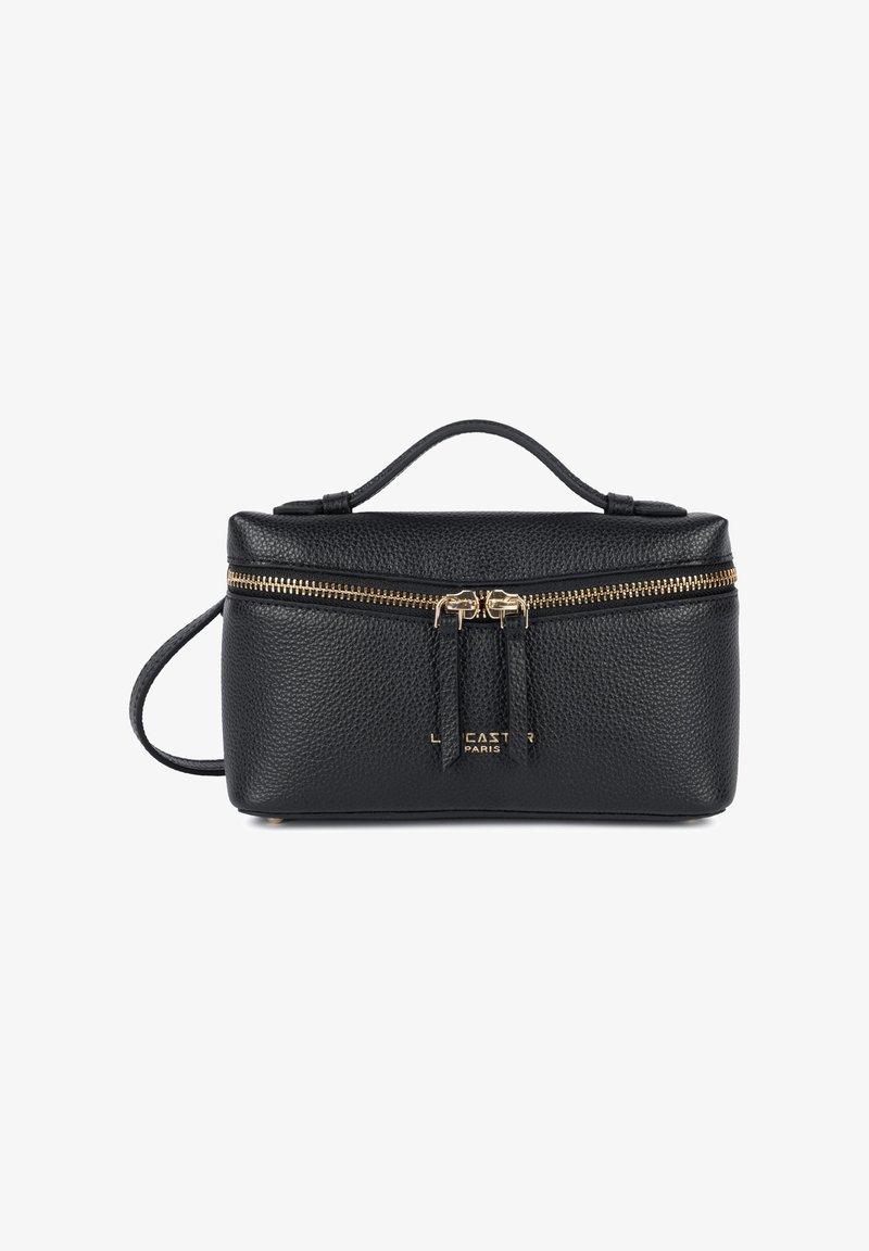 Sac à main rectangulaire en cuir noir texturé avec double fermeture éclair dorée, poignée courte sur le dessus et logo doré "Lancaster Paris" sur le devant.