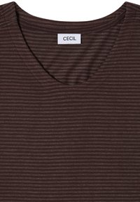 Chemise en maille rayée marron avec un col en V et une étiquette blanche portant la mention "CECIL" cousue à l'intérieur de l'encolure.