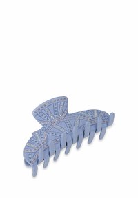 Pinza para el cabello de plástico azul con forma de mariposa, adornada con brillantes strass y patrones geométricos. Ocho dientes de agarre para un sujeción segura.