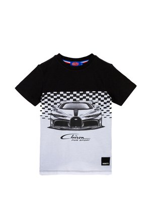 T-shirt grafico bianco e nero con illustrazione di una Bugatti Chiron, motivo a scacchi nella parte superiore e un'etichetta nera con la scritta "Bugatti".
