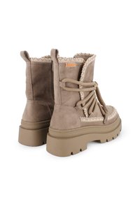 Botas de tobillo de ante marrón con una suela de plataforma gruesa, cordones decorativos y un borde trenzado alrededor del tobillo. Detalle sutil del logo visible.