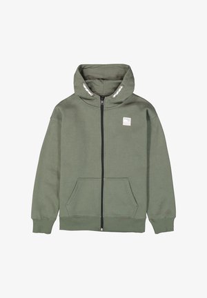 Grøn lynlåshættejakke lavet af blødt, tekstureret stof. Har en frontlomme, justerbar hætte med snor og et logopatch på brystet.