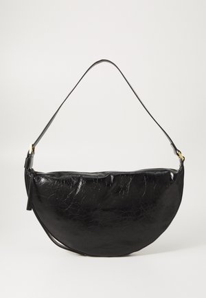 Sort blankt halvmåneformet håndtaske med enkelt skulderrem og gulddetaljer på hvid baggrund.