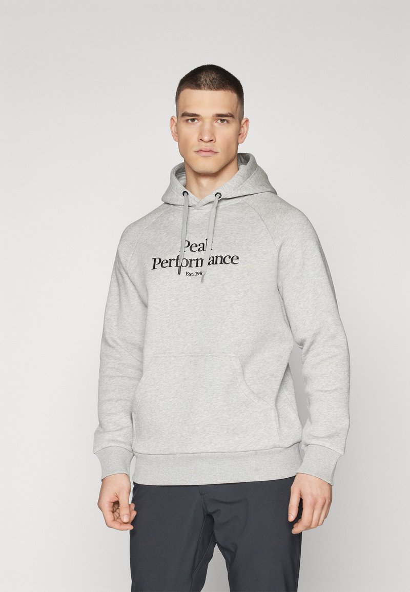 Haut à capuche gris avec une poche kangourou, cordon de serrage et texte noir indiquant "Deal Performance Est. 198" sur le devant.