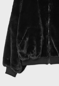 Černá bomber bunda z umělé kožešiny se zipem a žebrovanými manžetami. Měkká textura a plyšový vzhled. Vhodná pro každodenní nošení.
