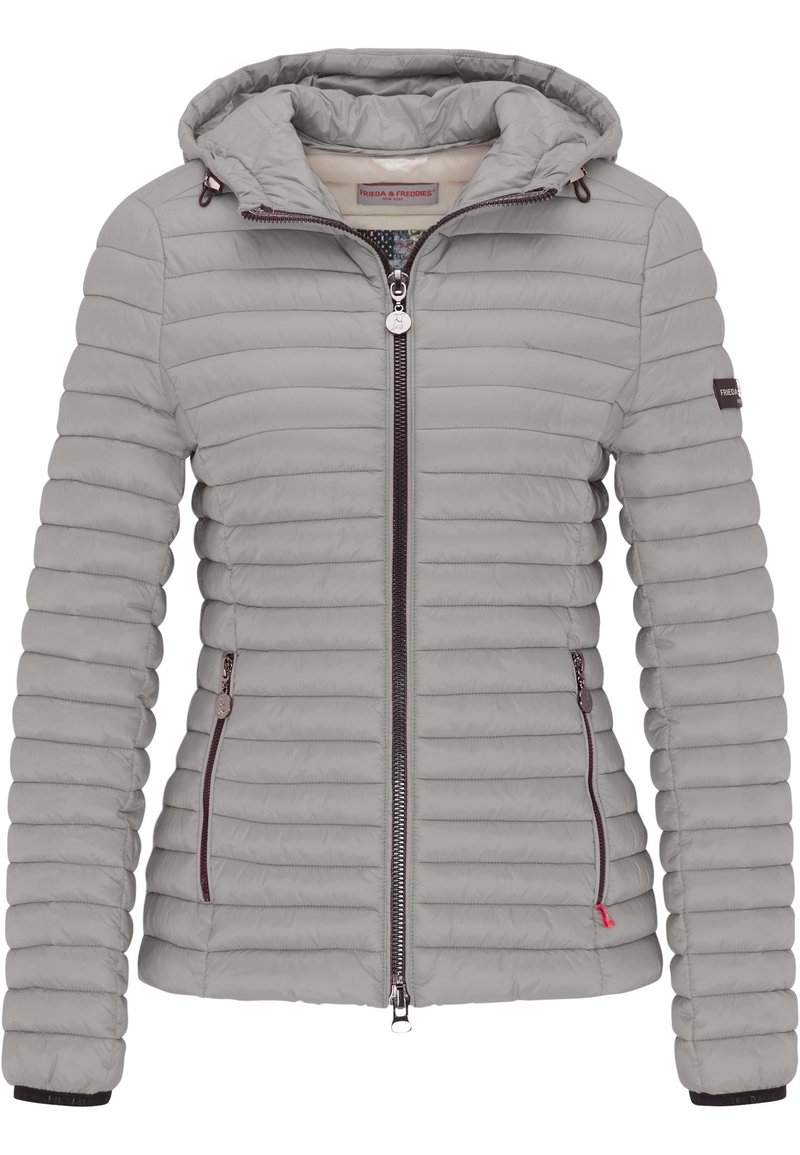 Veste matelassée rembourrée gris clair avec capuche, fermeture éclair et poches latérales zippées, conçue pour femmes.