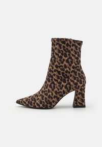 Stivale alla caviglia con stampa leopardata e punta affusolata, realizzato in morbido tessuto. Tacco a blocco per stabilità, con una texture liscia e un design aderente.