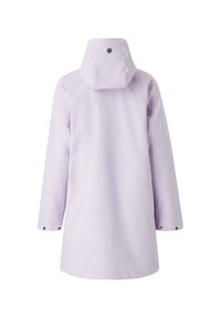 Giacca impermeabile di colore viola chiaro con cappuccio, caratterizzata da una linea dritta, maniche lunghe, chiusure a pressione sui polsini e un logo nero sul retro.