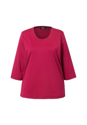 Top in cotone fucsia con colletto rotondo, maniche a tre quarti e vestibilità regolare; presenta una superficie leggermente strutturata e cuciture a contrasto.