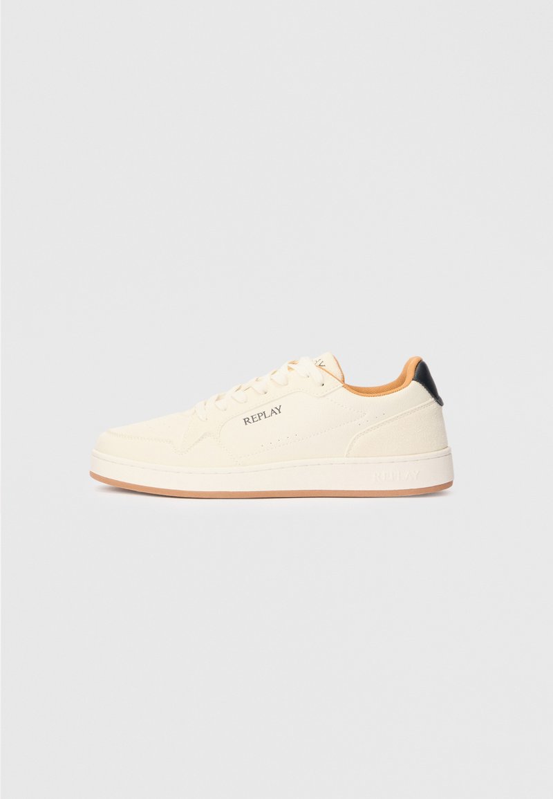 Kreeme värvi madalate tossudega, millel on nööpidega sulgemine, tan värvi sisemus, must kannatugi, kummipõhi ning "REPLAY" logo külgedel ja keeles.