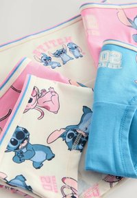 Setti värikäs lasten alusvaatteita, jossa on Stitch ja Angel kujundid. Komplekts sisaldab roosa ja siniseid lühikesi pükse elastsete vöödega ning multikate graafikaga.