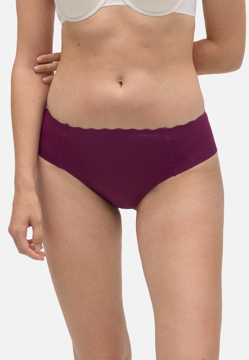 Braguitas burdeos para mujer hechas de tela suave. Presentan una cintura con borde festoneado y un diseño sin costuras para mayor comodidad. El logo de la marca es visible cerca de la cintura.