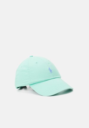 Hellblaues Baseballcap mit gebogenem Schirm und kleinem besticktem Logo auf der Vorderseite, dargestellt auf weißem Hintergrund.