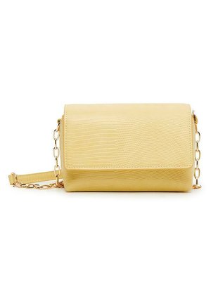Kleine gele crossbodytas met gestructureerde klep en gouden kettingriem op een witte achtergrond.