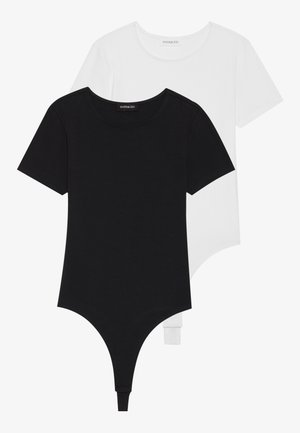 Body-uri scurte din materiale negre și albe, cu mâneci scurte, decolteu rotund și fund întreg tip thong, fabricate dintr-un material neted și elastic.