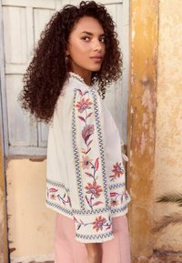 Love & Roses REGULAR FIT - FLORAL PATTERN EMBROIDERED  WITH A TOUCH  - Nyári dzseki - ecru