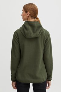 Felpa verde in pile con cappuccio, maniche lunghe e una consistenza morbida. Presenta un orlo arrotondato e un design semplice e lineare.