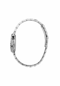 Orologio da polso in metallo argentato con cassa arrotondata, lunetta texturizzata e corona nera lucida. I lati sono allungati con una finitura lucida.