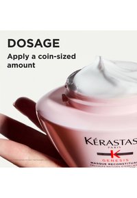 Pot rose clair avec couvercle blanc, contenant un produit crémeux. Le texte indique « POSOLOGIE » et donne des instructions pour une quantité équivalente à une pièce de monnaie.