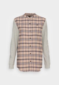 Geruit overhemd met beige en bruine ruiten aan de voorkant, grijze lange mouwen, knoopsluiting en een opstaande kraag met een klein logo.