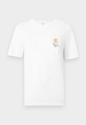 T-shirt blanc à manches courtes avec une petite fleur orange et des feuilles vertes imprimées sur le côté gauche de la poitrine.