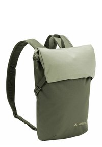 Mochila verde tipo roll-top con correas de hombro ajustables, hecha de tela texturizada, que cuenta con un bolsillo con cremallera y un logo en el lateral.