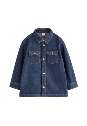 Mørkeblå denimjakke med lange ærmer, knaplukning og to brystlommer med knaphæng, lagt fladt på hvid baggrund.