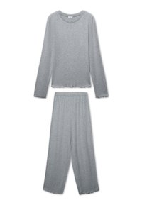 Ensemble de vêtements d'intérieur en tissu doux gris clair comprenant un haut à manches longues et un pantalon large à taille élastique, avec des bords froncés aux poignets et à l'ourlet.