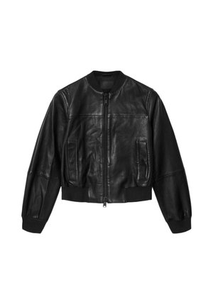 Sort læder bomberjakke med frontlynlås, ribstrikket krave, manchetter og talje, samt to lodrette smalle lommer foran.