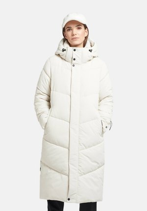 Langer weißer Puffer-Mantel mit Kapuze, ausgestattet mit einem gesteppten Design, Druckknöpfen, seitlichen Taschen und schwarzen Hardware-Details.