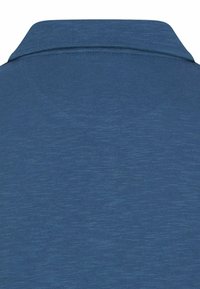 Close-up van de achterkant van de halslijn van een blauw poloshirt met een gestikte kraag en een subtiele gemêleerde textuur.