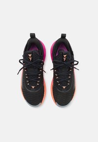 Scarpe sportive nere con tomaia texturizzata, suole e lacci in contrasto rosa e arancio. Presenta un logo e numeri sulla linguetta.