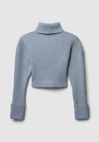 Hellblauer, kurz geschnittener Pullover mit gerippter Textur, hohem Kragen und langen Ärmeln mit aufgerollten Bündchen. Weiches, gestricktes Material.