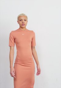 Nike Sportswear MIDI DRESS - Jerseyklänning - terra blush