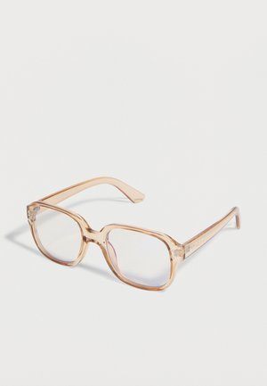 Doorzichtige lichtbruine rechthoekige brillenmonturen met heldere glazen, tentoongesteld op een witte achtergrond.