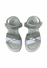 Sandali bianchi e argentati con cinturini incrociati, dotati di una soletta testurizzata e dettagli metallici. Cinturini regolabili alla caviglia per una vestibilità perfetta.