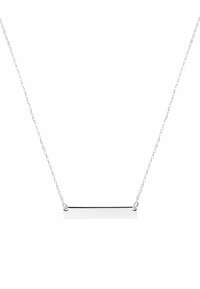 Sterling zilveren hanger ketting met een dunne rechthoekige staafontwerp, hangend aan een delicate ketting met schakels. Gepolijst, minimalistischer stijl.