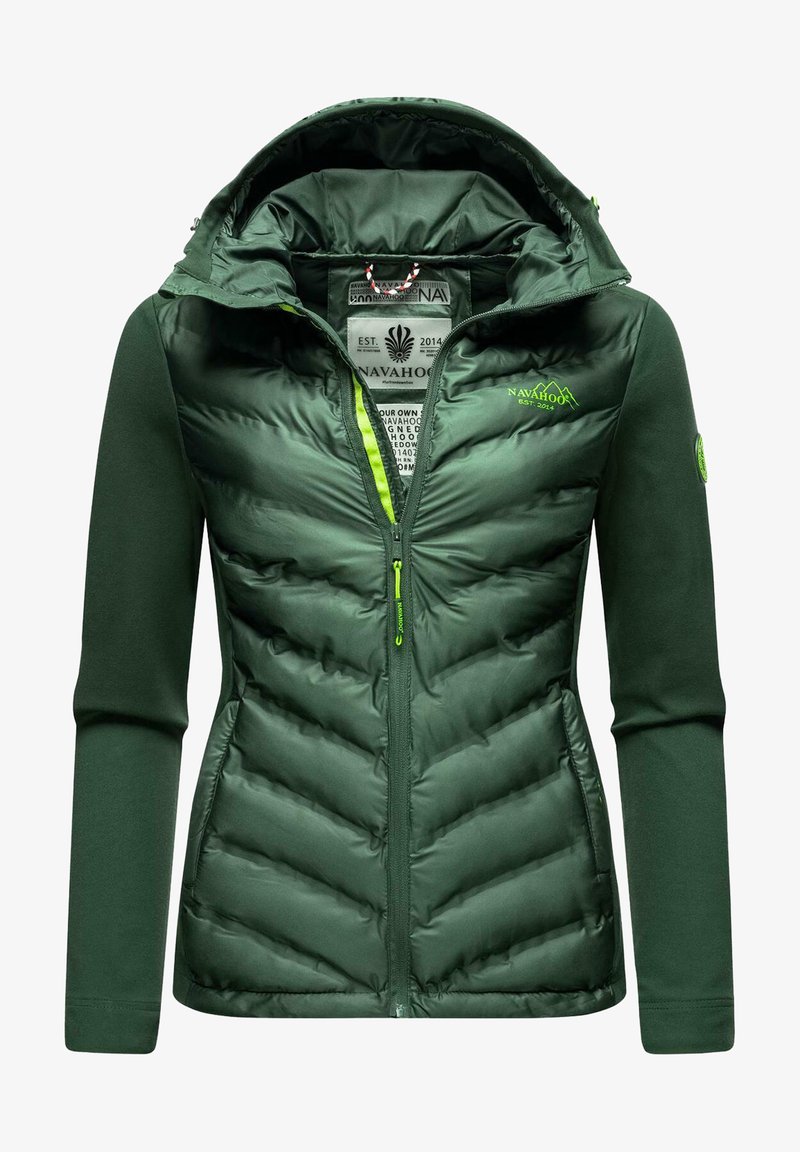 Grüne Pufferjacke mit einem Reißverschluss, Kapuze und langen Ärmeln. Sie verfügt über ein strukturiertes, gestepptes Design, einen kontrastierenden grünen Reißverschluss und Logo-Akzente.