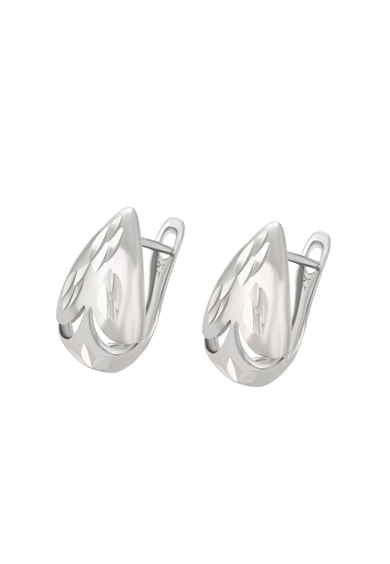 Strieborné náušnice s tvarom slzy, ozdobené vyrezávanými listovými vzormi, lesklým povrchom a bezpečným uzatváracím mechanizmom.